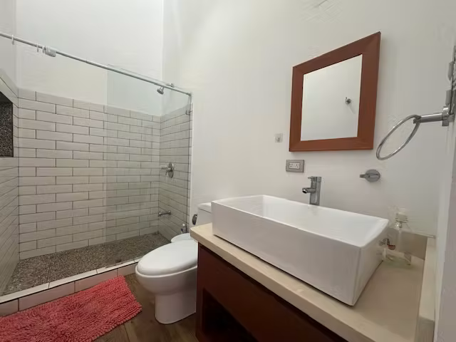 Moderna Casa con Ubicación Excepcional en Santa Ana 