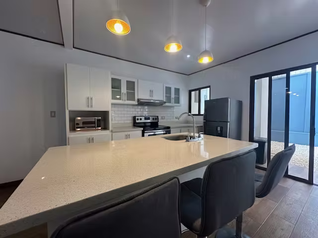 Moderna Casa con Ubicación Excepcional en Santa Ana 