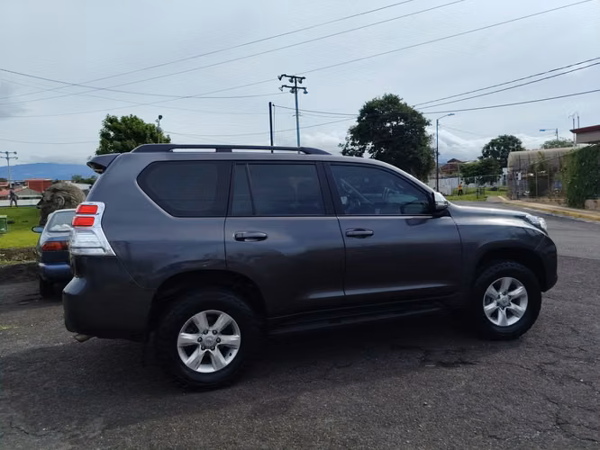 TOYOTA LAND CRUICER PRADO 