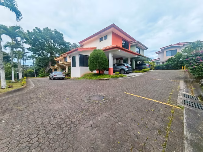 Se alquila casa en Sabana Oeste.
