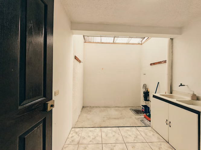 Se alquila casa en Sabana Oeste.
