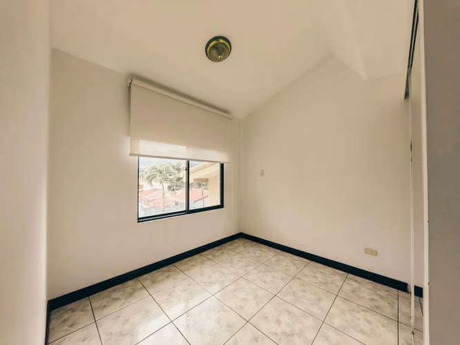 Se alquila casa en Sabana Oeste.