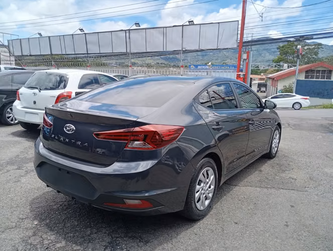 Hyundai elantra  - Imagen 3