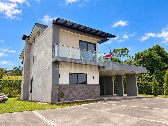 Venta de Casa Contemporánea con amplio terreno