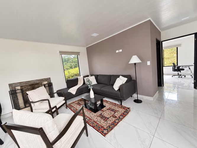 Venta de Casa Contemporánea con amplio terreno - Imagen 5