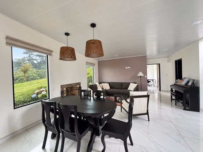 Venta de Casa Contemporánea con amplio terreno - Imagen 4