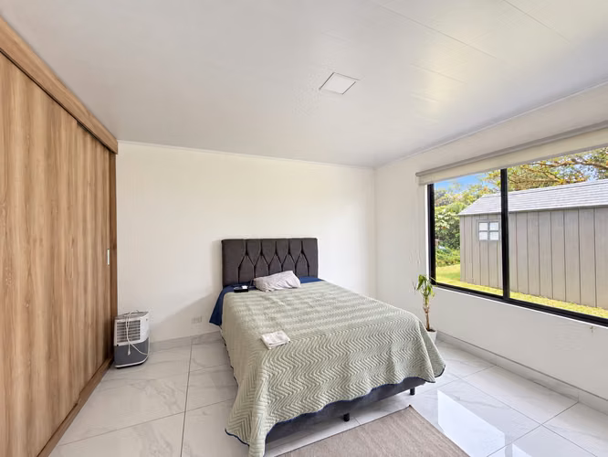 Venta de Casa Contemporánea con amplio terreno - Imagen 11