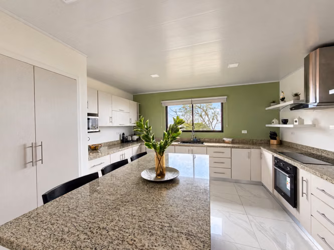 Venta de Casa Contemporánea con amplio terreno - Imagen 7