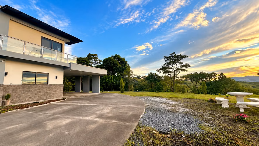 Venta de Casa Contemporánea con amplio terreno - Imagen 2