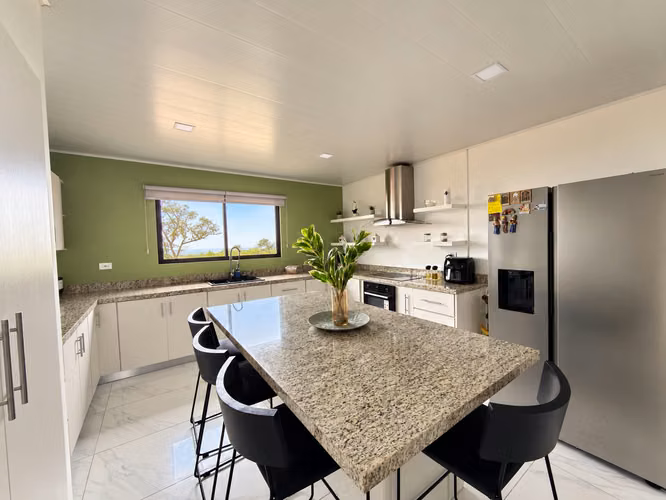 Venta de Casa Contemporánea con amplio terreno - Imagen 3