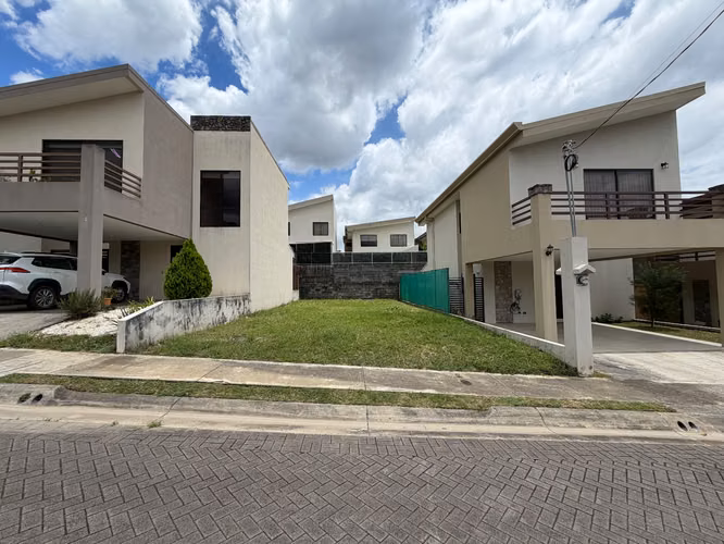 LOTE DE 164M2 EN CONDOMINIO SANTA RITA / Cerca Automercado
