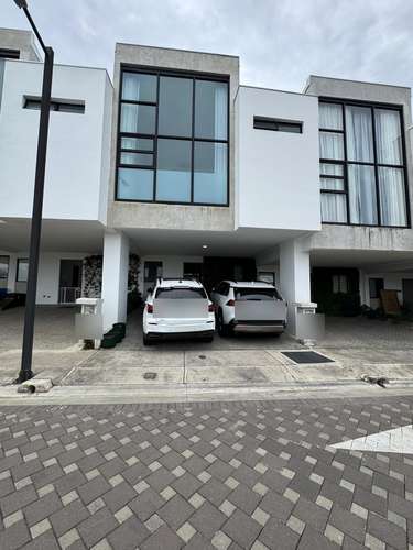 Venta de Oportunidad Casa en Condominio con acabados de lujo - Imagen 2