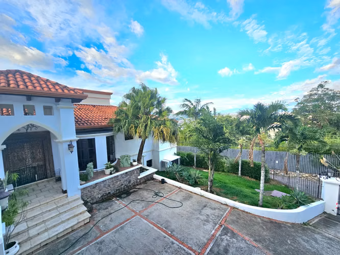 Casa 520m² Guachipelín Escazú - 3HAB/2.5BA | Lote 1000m² Vista