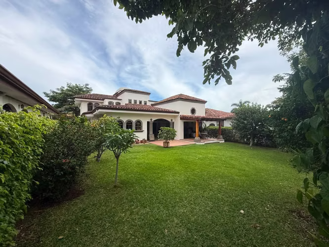 Casa en Venta en Santa Ana, Condominio, Hab principal 1era planta