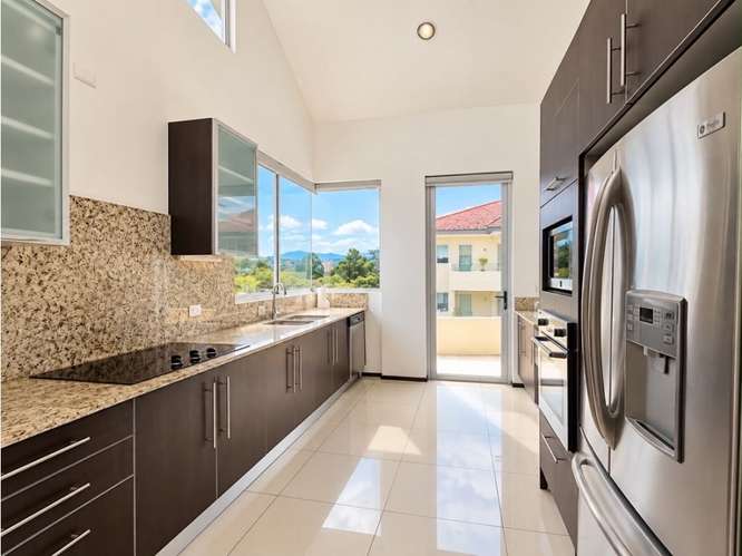 Venta amplio apartamento con azotea en Santa Ana