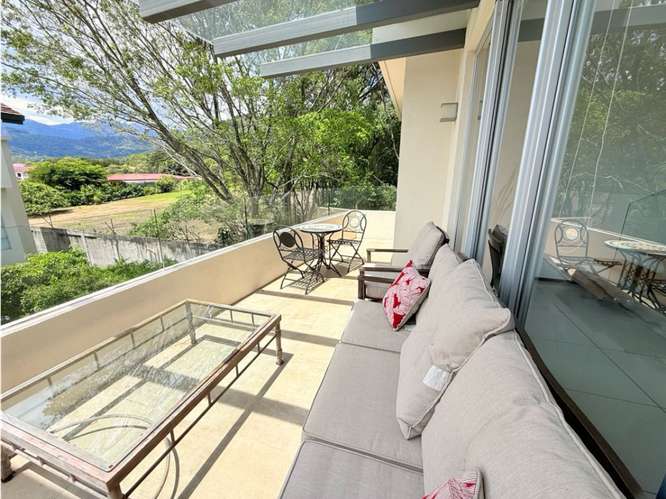 Venta amplio apartamento con azotea en Santa Ana