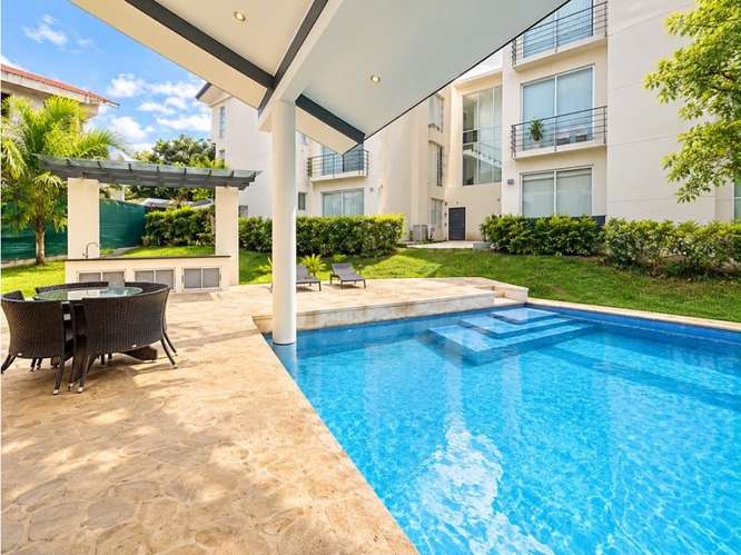 Venta amplio apartamento con azotea en Santa Ana