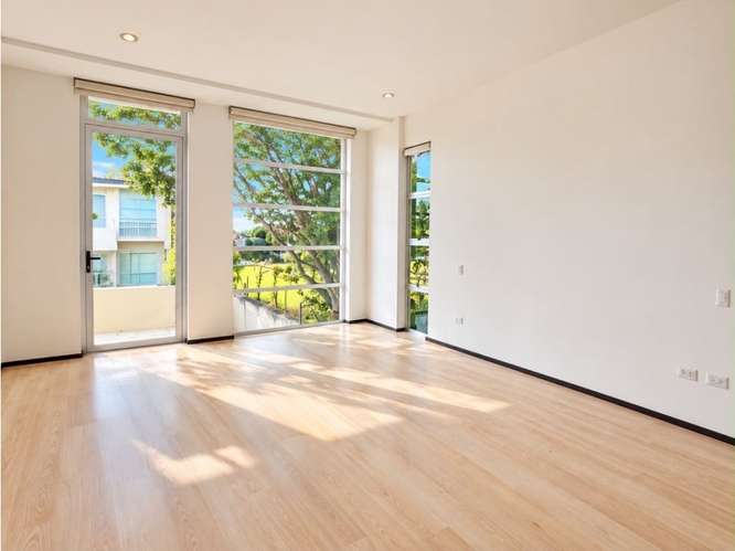 Venta amplio apartamento con azotea en Santa Ana