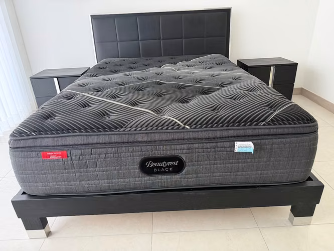 Cama queen, colch y mesitas de noche, color negro 