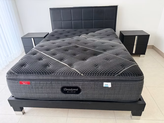 Cama queen, colch y mesitas de noche, color negro 
