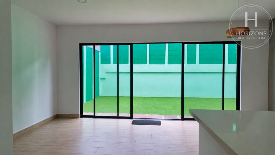 Se Vende Casa Condominio Bali Guachipelín 2 Habitaciones y Sala de TV mas Walk-in Closet y Patio NJA1454JB-V - Imagen 4