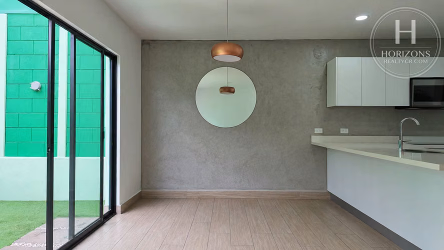 Se Vende Casa Condominio Bali Guachipelín 2 Habitaciones y Sala de TV mas Walk-in Closet y Patio NJA1454JB-V - Imagen 3