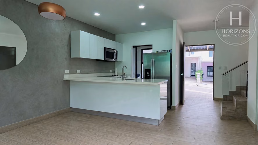 Se Vende Casa Condominio Bali Guachipelín 2 Habitaciones y Sala de TV mas Walk-in Closet y Patio NJA1454JB-V - Imagen 2