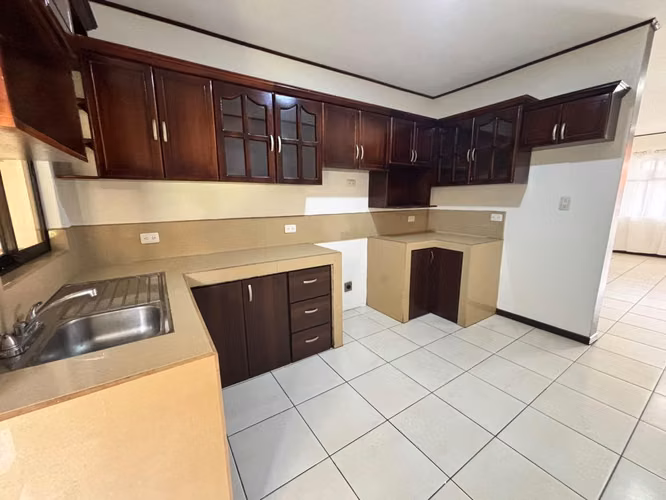SE ALQUILA AMPLIO APARTAMENTO EN CARTAGO - Imagen 3