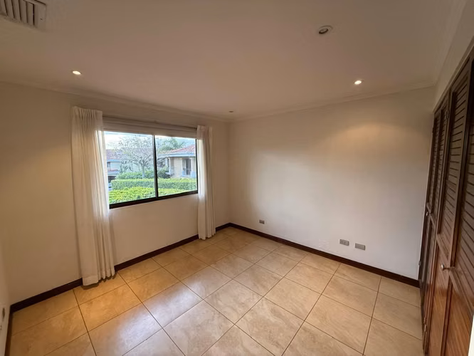 Almeria, linda-amplia 260 m2, L. Blanca, 3 hab, A/C, 2.5 baños, terraza, patio, sala TV, amenidades. - Imagen 15