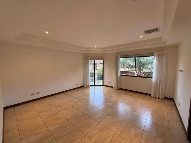Almeria, linda-amplia 260 m2, L. Blanca, 3 hab, A/C, 2.5 baños, terraza, patio, sala TV, amenidades. - Imagen 11