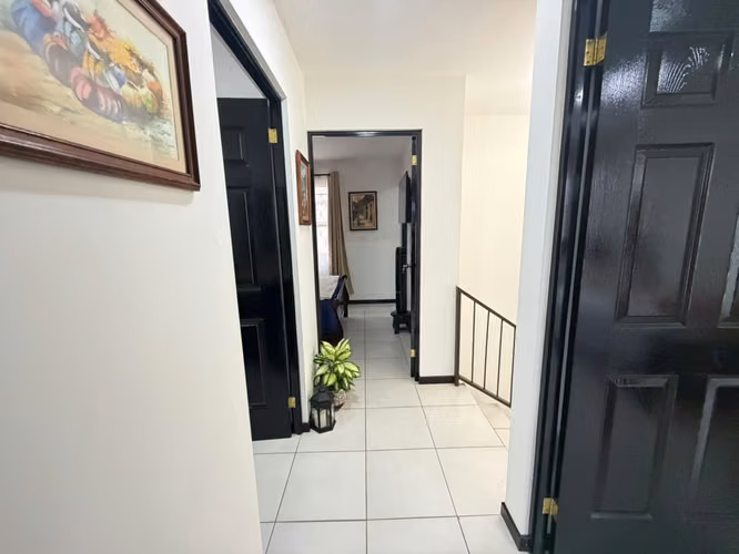 Hermosa Casa en Venta en Heredia - Imagen 9