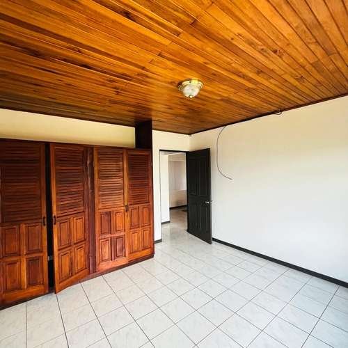 Hermosa Casa Grande en La Granja, 500 mts del centro de Palmares