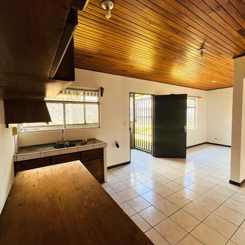 Hermosa Casa Grande en La Granja, 500 mts del centro de Palmares