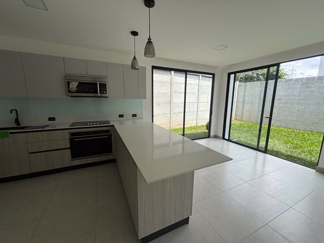 Estrene casa en Condominio en Lindora. 