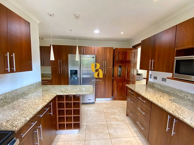 Alquiler de casa con línea blanca, terraza y jardín en Santa Ana - Imagen 8