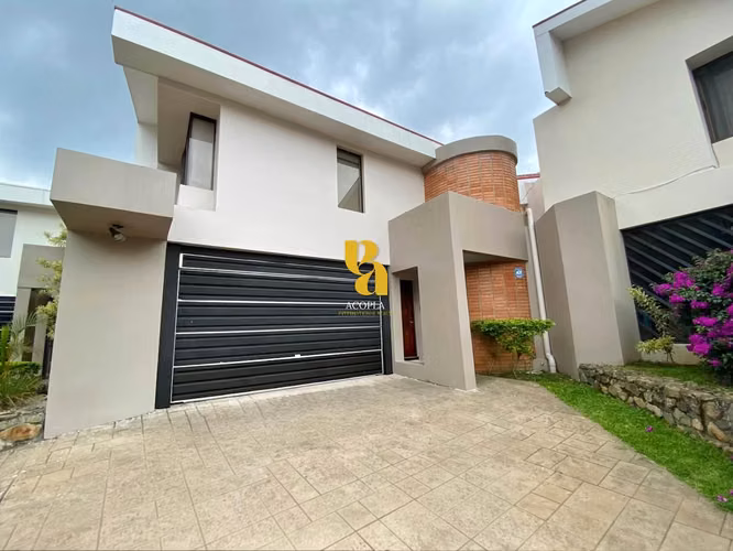Alquiler de casa semi amueblada con terraza y línea blanca en Escazú 