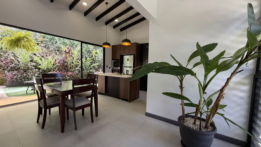 Se Vende Casa en Atenas | Amplios Jardines y 1.764 m² de Terreno - Imagen 3