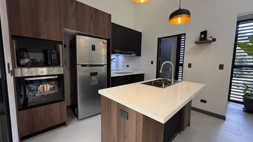 Se Vende Casa en Atenas | Amplios Jardines y 1.764 m² de Terreno - Imagen 8