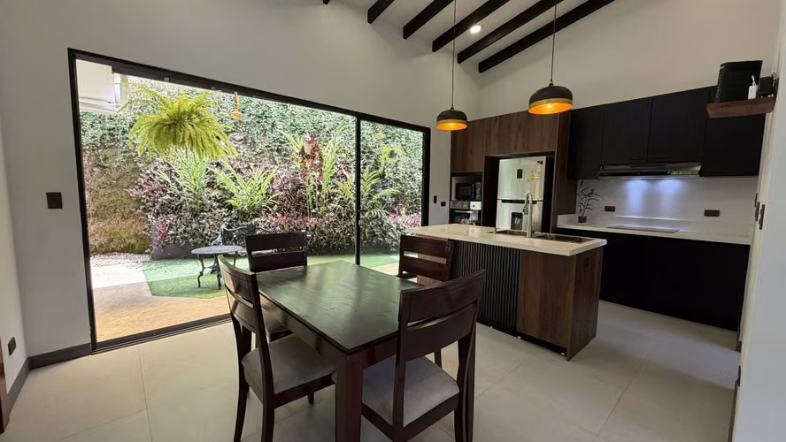 Se Vende Casa en Atenas | Amplios Jardines y 1.764 m² de Terreno - Imagen 4