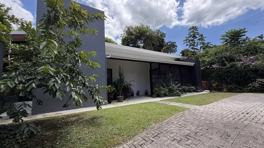 Se Vende Casa en Atenas | Amplios Jardines y 1.764 m² de Terreno