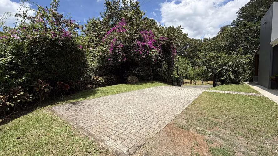 Se Vende Casa en Atenas | Amplios Jardines y 1.764 m² de Terreno - Imagen 2