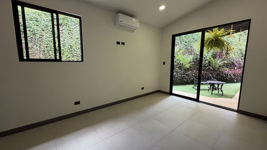 Se Vende Casa en Atenas | Amplios Jardines y 1.764 m² de Terreno - Imagen 10