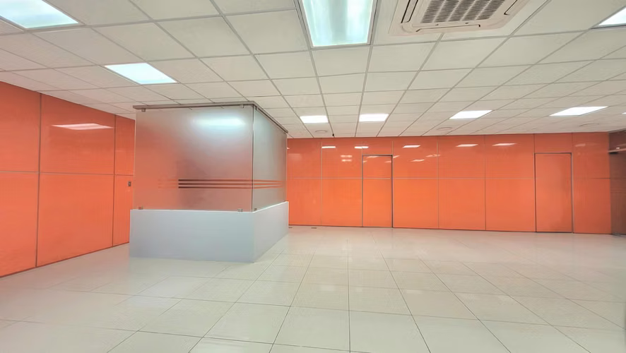 Local Comercial de 243 m² con Terraza Frente al Hospital San Juan de Dios