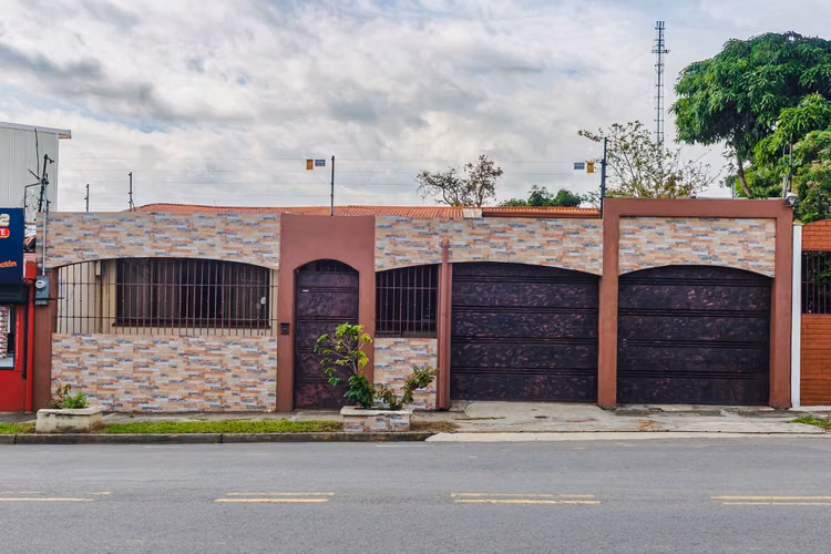 Vende casa de una planta c/uso de suelo mixto, Gravilias, Desamparados (AD)