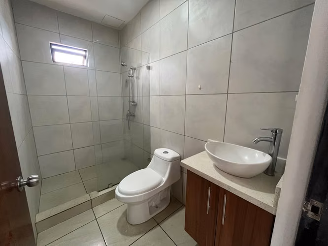 Alquiler de Apartamento en La Uruca – Cerca del Hospital del Trauma. - Imagen 8