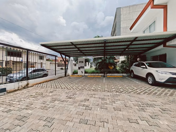 Alquiler de apartamento en La Uruca. Servicios incluidos.