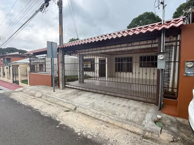Cómoda Casa Nueva en zona centrica en Atenas