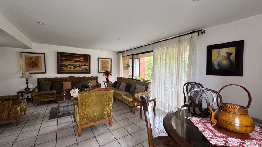 Vende amplio apartamento en Condominio Santa Fe, Escazú (AD) - Imagen 4