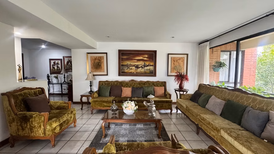 Vende amplio apartamento en Condominio Santa Fe, Escazú (AD)