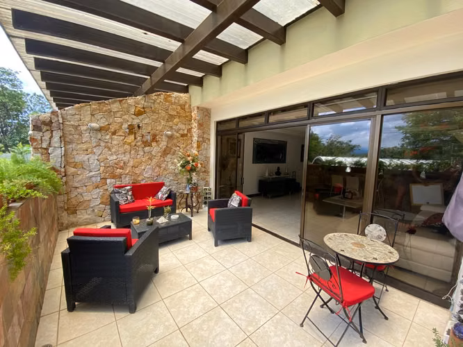 Venta de amplio apartamento con vistas, terraza y jardín en Santa Ana  - Imagen 11